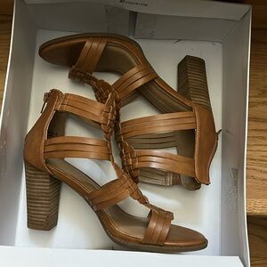 Report women’s size 8 Rhen tan sandal